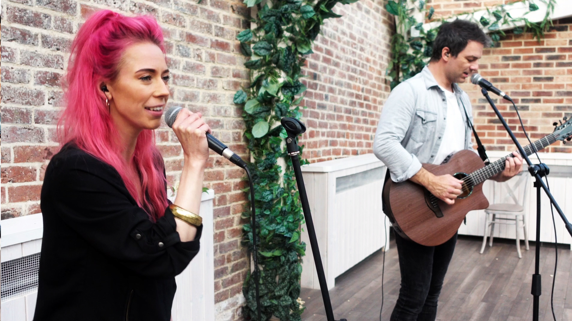 Headonist acoustic duo performing live